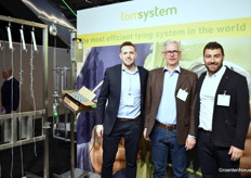 Dirk Jan Haas van Hortiware (distributeur), gefankeerd door Miguel Redondo en Miguel Saiz van Agrifast, bij hun doorontwikkelde TomSystem